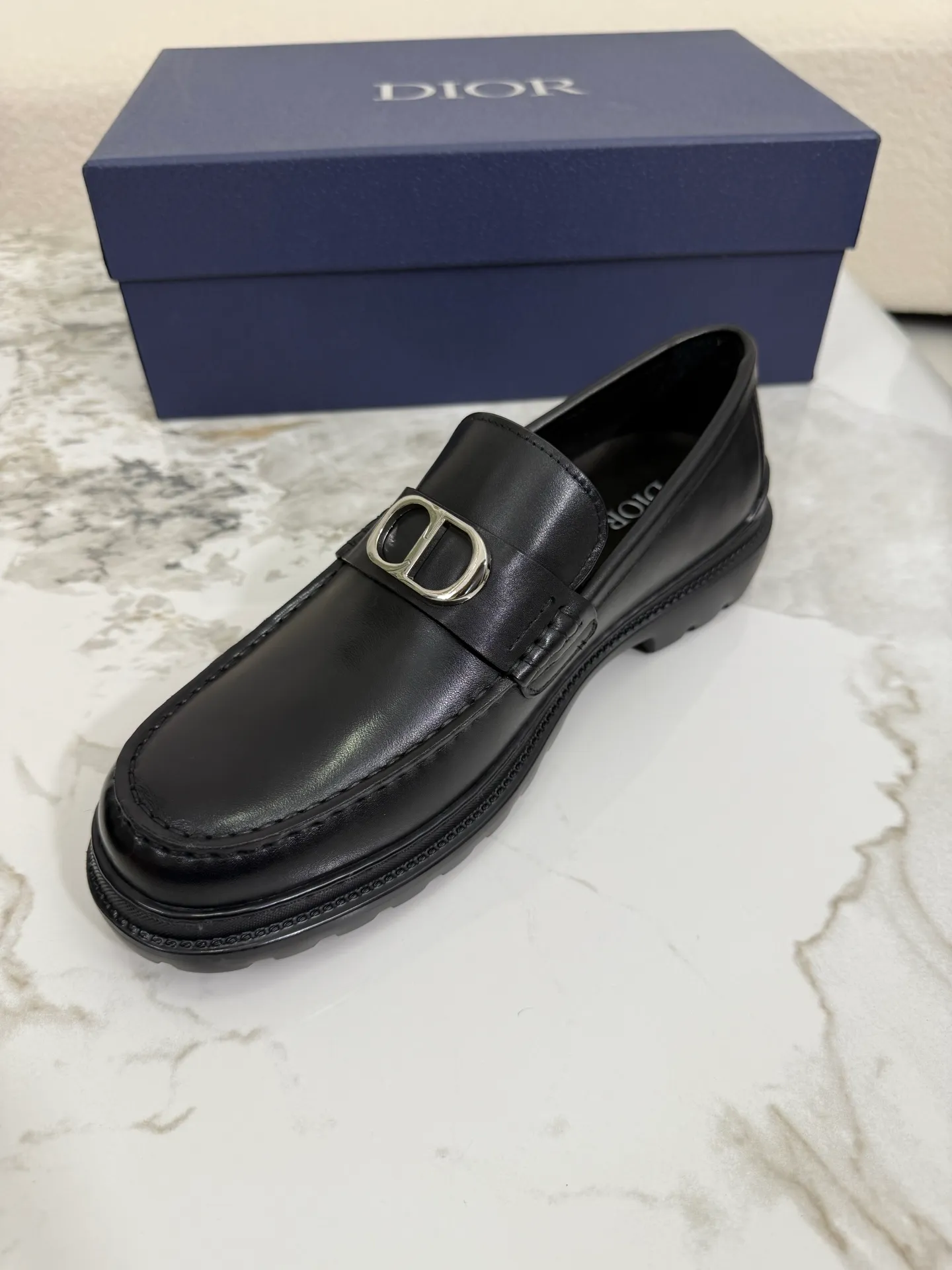 [ DIOR ] Top P: 820💰 ▪️Size: 39-44 (customized for 38.45) Top male leather shoes DIOR Dior combines high-quality materials and exquisite details. The imported cowhide leather upper is embellished with Gancio buckles, showing a luxurious style. Imported cattle. TP sole is light and flexible in texture